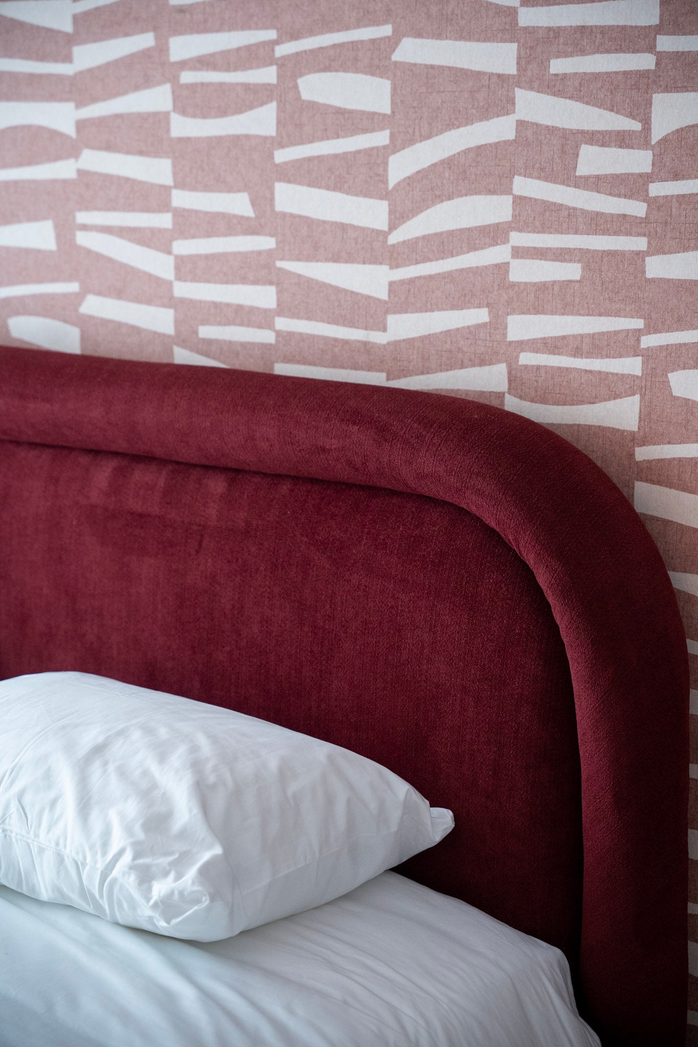 GAÏO bed frame with soft textiles